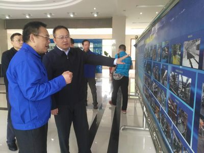 黃石市委副書記、市長(zhǎng)吳錦，市政府黨組成員、辦公室主任張育英在下陸區(qū)區(qū)長(zhǎng)郭波的陪同下蒞臨公司調(diào)研